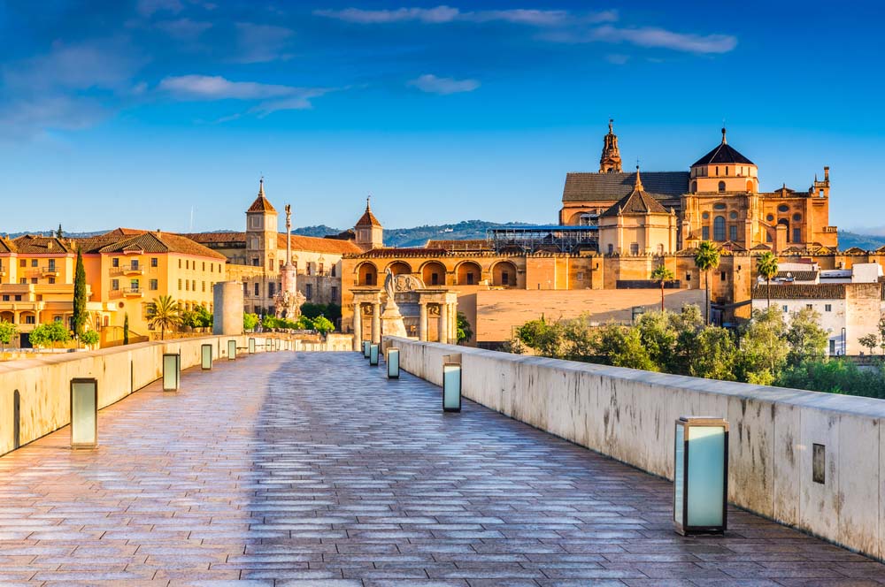 Un itinerario di LastMinu Tour alla scoperta della capitale Madrid, della splendida città museo di Toledo e delle meravigliose terre andaluse.